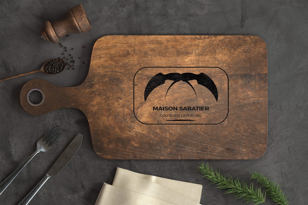 logo sur planche de bois cuisine réalisé par royaumedudesign.com
