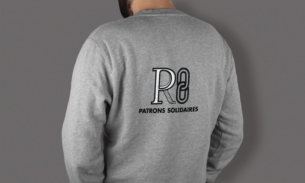 logo sur pull de dos